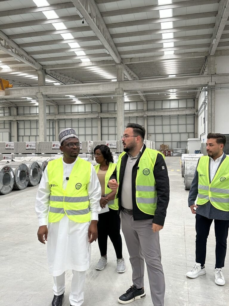 Gana heyeti NP Panel üretim holünde sandviç panel stoklarını incelerken