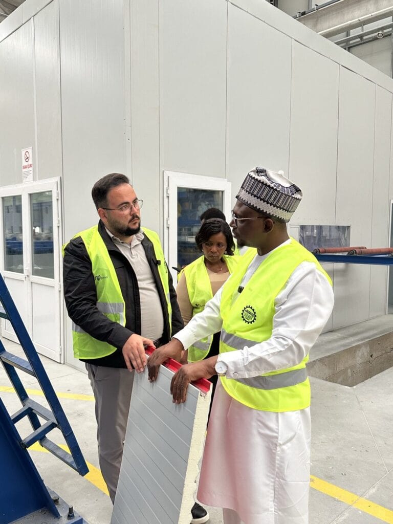 Panel kesiti ve yalıtım malzemesi heyete tanıtılırken
