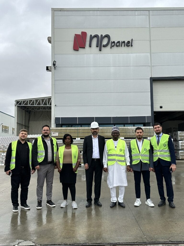 Ziyaret sonunda NP Panel üretim tesisi önünde toplu fotoğraf