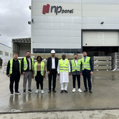 Gana Büyükelçiliği heyeti ve NP Panel yöneticileri üretim tesisi önünde